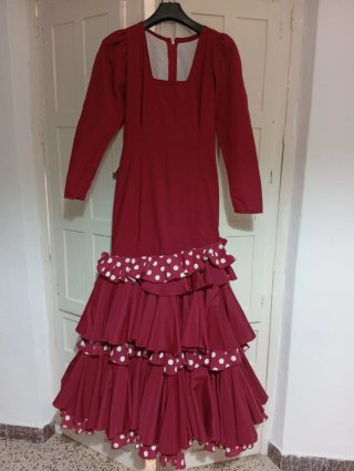 Traje de flamenca rojo con lunares blancos