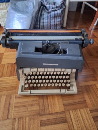 Máquina de escribir Olivetti antigua