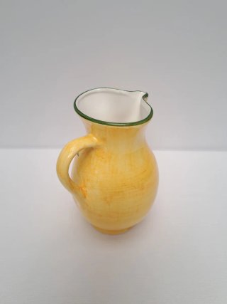 Jarra de cerámica amarilla.