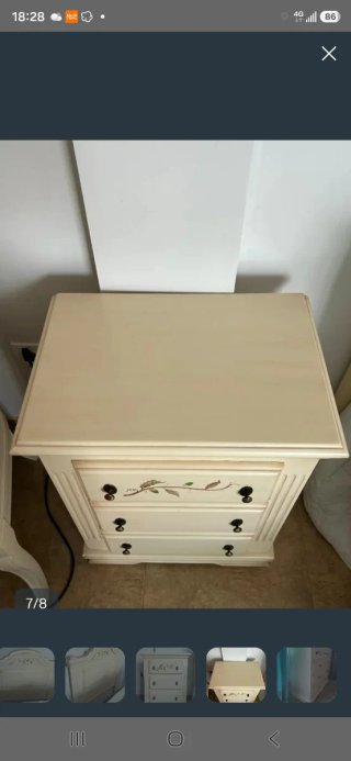 Mesita de noche de madera maciza color beig