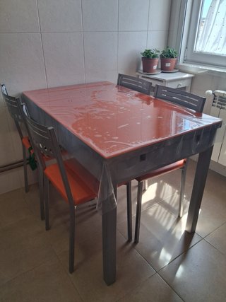 Mesa de comedor extensible + 4 sillas