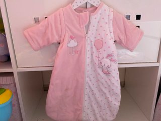 Saco de bebé rosa con estampado