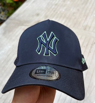 Gorra New Era Yankees Ajustable Negra y Verde