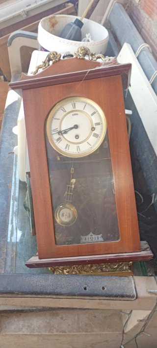 Reloj de pared de madera con péndulo
