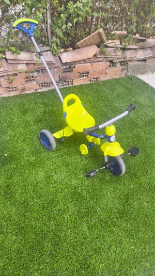 Triciclo infantil amarillo con empujador