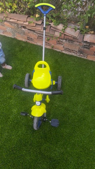 Triciclo infantil amarillo con empujador