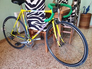Bicicleta de carretera amarilla ALBERO
