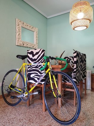 Bicicleta de carretera amarilla ALBERO