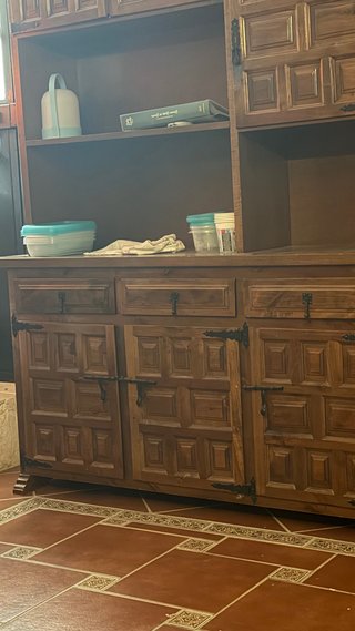 Mueble de madera rústico con puertas