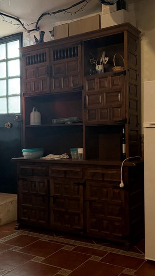 Mueble de madera rústico con puertas