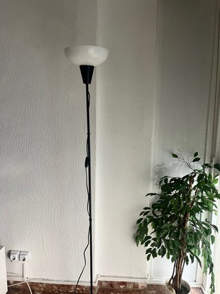 Lámpara de pie Ikea negra