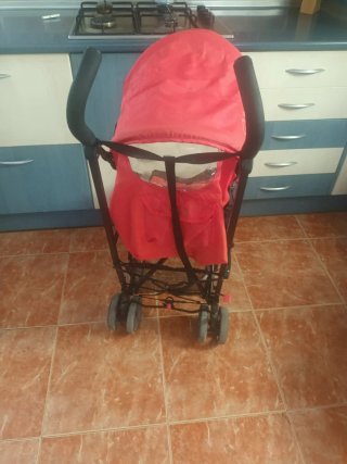 Carrito de bebé rojo