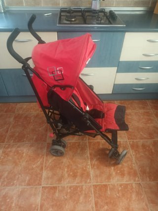 Carrito de bebé rojo