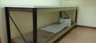 Mesa de trabajo metálica blanca