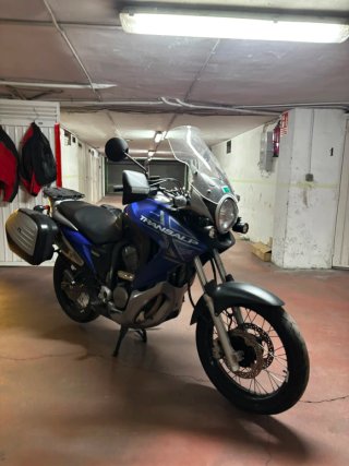 Honda Transalp 700 con 3 maletas