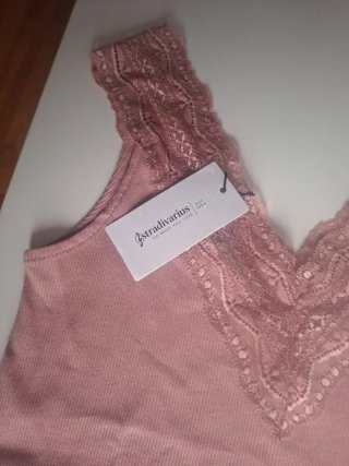 Camiseta tirante Stradivarius encaje rosa