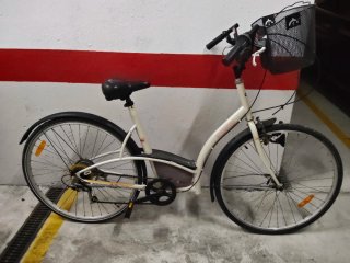 Bicicleta paseo Decathlon con cesta
