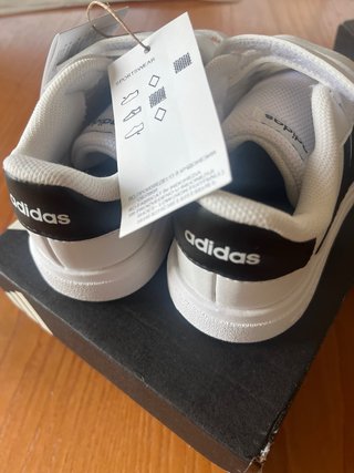 Zapatillas Adidas Blancas y Negras