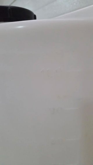 Depósitos de agua con grifo y tapa