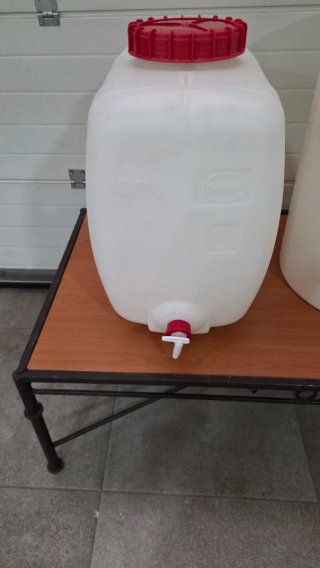 Depósitos de agua con grifo y tapa