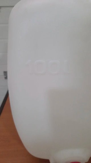 Depósitos de agua con grifo y tapa