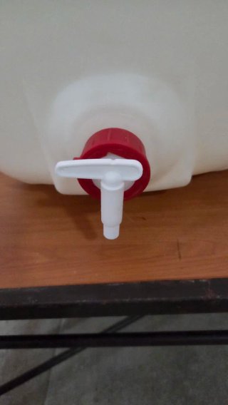 Depósitos de agua con grifo y tapa