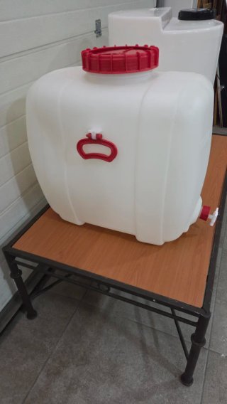 Depósitos de agua con grifo y tapa