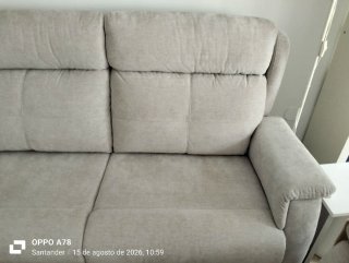 Sofá beige de tela de dos plazas