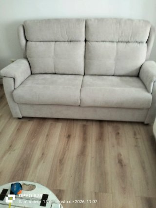 Sofá beige de tela de dos plazas