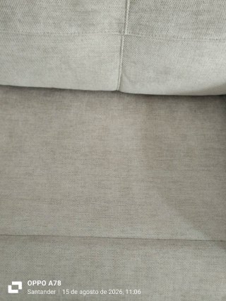 Sofá beige de tela de dos plazas