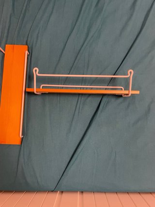 Scaffali in legno e supporti metallici bianchi