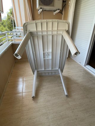 Mesa de jardín blanca