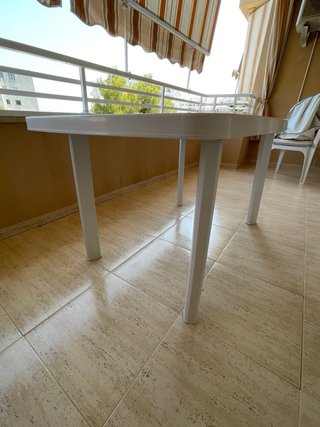 Mesa de jardín blanca