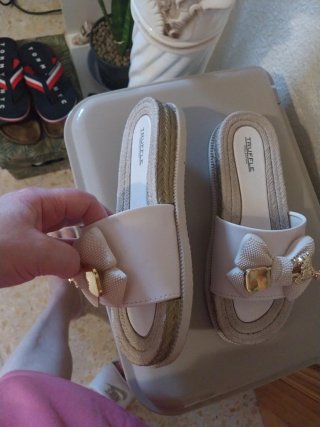 Chanclas Truffle Collection Beige y Doradas