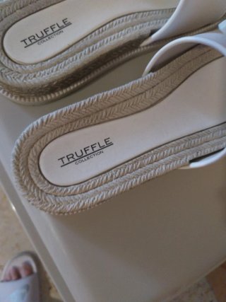 Chanclas Truffle Collection Beige y Doradas