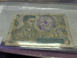 Billetes Cubanos + 1 Francia con sello nazi.