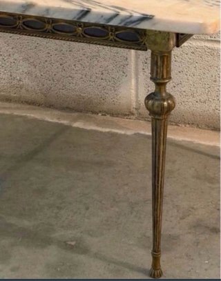 Mesa de mármol con patas metálicas