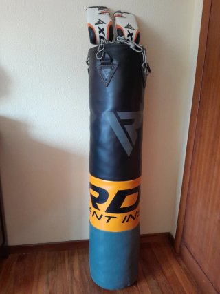 Saco de boxeo RDX con guantes