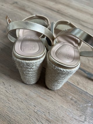Sandalias cuña doradas Primark Talla 40