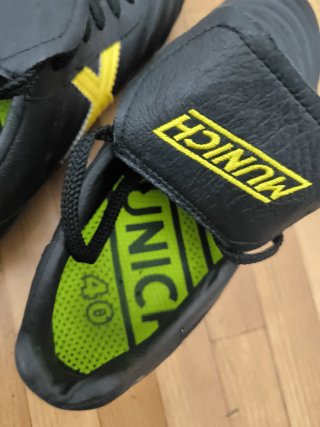 Botas de fútbol sala Munich negras y amarillas