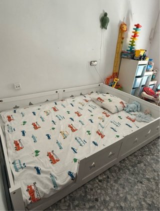 Cama infantil blanca con barrera