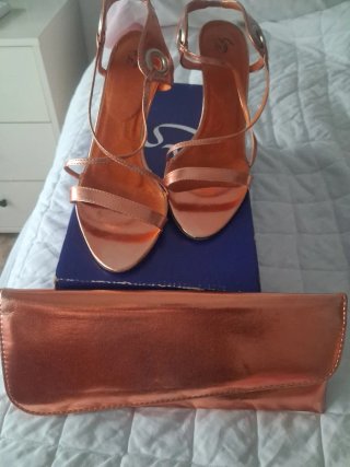 Sandalias Naranja Metalizado y Cartera a juego