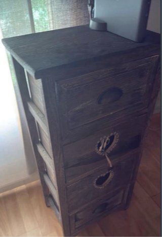 Mueble de madera con 4 cajones