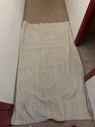 Alfombra de tela beige y gris