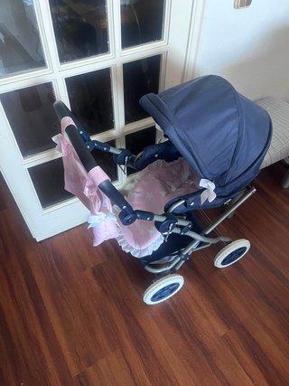 Cochecito de muñeca azul con bolso rosa