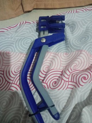 Herramienta azul y gris