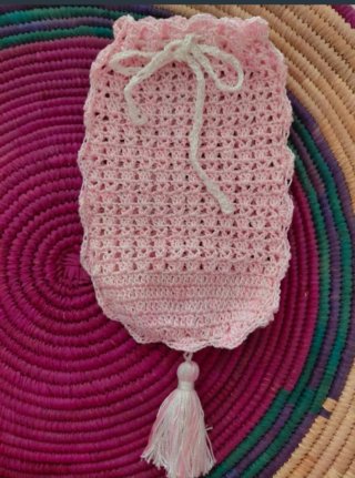 Realera de crochet rosa con borla