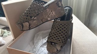Sandalias cuña Noa Harmon piel serpiente. T40