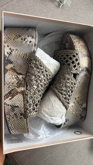 Sandalias cuña Noa Harmon piel serpiente. T40