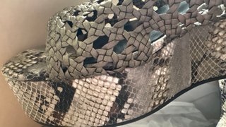 Sandalias cuña Noa Harmon piel serpiente. T40